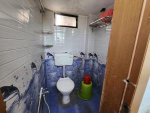 niebiesko-biała łazienka z toaletą w obiekcie SCK Home Stay w mieście Hajdarabad