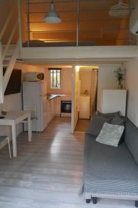 un soggiorno con un letto e una cucina di Studio du Pouverel a La Garde