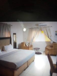 um quarto com uma cama grande e um sofá em Exclusive mansion lekki phase 1 em Ilado