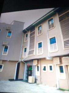 un primer plano de un edificio con en Exclusive mansion lekki phase 1, en Ilado