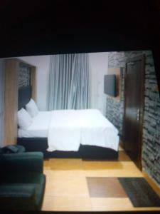 1 dormitorio con 1 cama blanca en una habitación en Exclusive mansion lekki phase 1, en Ilado
