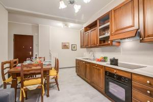 een keuken met een tafel en een eetkamer bij Sea Way - 150m From The Sea - Happy Rentals in Pietra Ligure