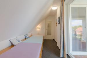 Kleines Zimmer mit einem Bett und einem Fenster in der Unterkunft Appartementanlage Likedeeler, Ferienwohnung 41 in Boltenhagen