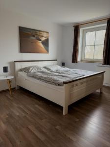 um quarto com uma cama grande num quarto em „Kiekut“ Ferienwohnung em Fehmarn