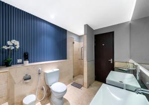 Un baño de Oakwood Hotel & Apartments Taman Mini Jakarta