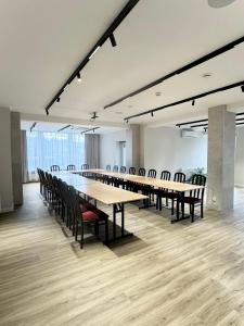 una gran sala de conferencias con mesas y sillas. en Apartament Senator 115m2, en Katowice