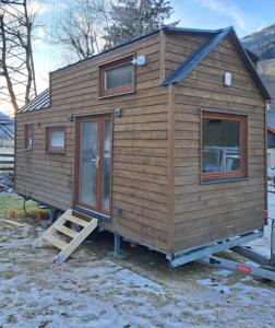Ein winziges Haus wird auf einem Anhänger gebaut in der Unterkunft Tiny House Waldschmied 2 