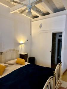 シラクーサにあるIl Sipario Palazzo Accollaのベッドルーム1室(黄色い枕と天井のベッド1台付)