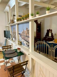 a living room with a table and a dining room at Il Sipario Palazzo Accolla in Siracusa