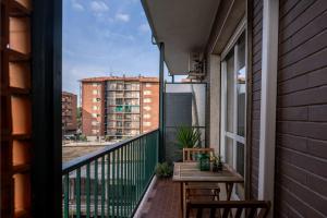 een balkon met een tafel en uitzicht op een gebouw bij The Base - Comfort a Milano in Milaan