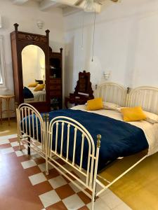 シラクーサにあるIl Sipario Palazzo Accollaのベッドルーム(ベッド1台、大きな鏡付)