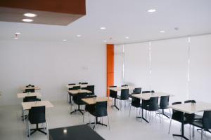 un aula vacía con mesas y sillas en Cris Inn Tagum, en Tagum