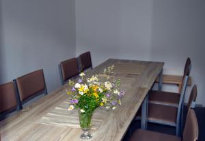 ロキトニツェ・ナト・イゼロウにあるHorská Chata U Vlekuの花瓶を飾った木製テーブル