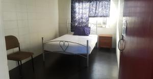 Cama o camas de una habitación en Asylum Cairns Share House