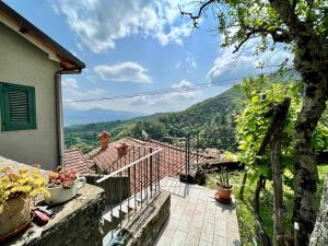 a balcony of a house with a view of a mountain at La Finestra di Dante in Mulazzo