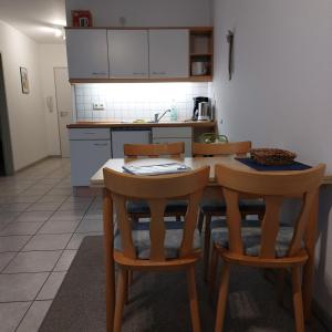 eine Küche mit einem Tisch und Stühlen im Zimmer in der Unterkunft Gästehaus Therme-Blick in Bad Driburg