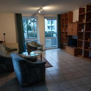 ein Wohnzimmer mit 2 Stühlen und einem Couchtisch in der Unterkunft Gästehaus Therme-Blick in Bad Driburg