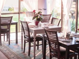 帕羅的住宿－Julinas Guesthouse，一间带桌椅的用餐室和窗户。