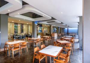 Un restaurante o sitio para comer en Oakwood Hotel & Apartments Taman Mini Jakarta