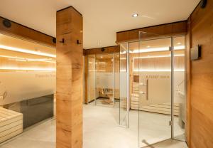 万丹斯ad-fontanas Appartements Vandans的装有玻璃门的商店的展示箱