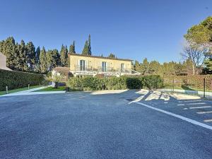 ein Haus am Straßenrand in der Unterkunft Le Clos de Saint Aygulf in Saint-Aygulf