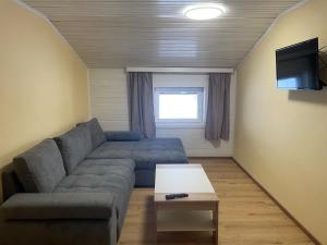 ein Wohnzimmer mit einem Sofa und einem TV in der Unterkunft Schnöllhof in Sankt Martin am Tennengebirge