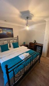 1 dormitorio con 1 cama grande con sábanas azules en Foca Antik Otel, en Foca