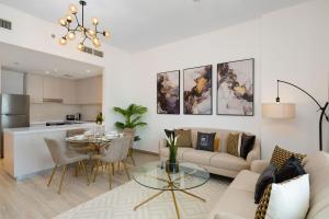 Kuchyň nebo kuchyňský kout v ubytování Maison Privee - Chic Apt on Yas Island cls to ALL Main Attractions