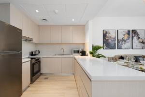 Kuchyň nebo kuchyňský kout v ubytování Maison Privee - Chic Apt on Yas Island cls to ALL Main Attractions