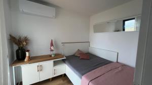 um pequeno quarto com uma cama e uma janela em W Kręgu Natury 
