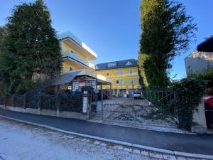 een hek voor een geel gebouw bij „1. SALZBURG work & sleep luxury apartment“ für arbeiten & wohnen ! in Salzburg