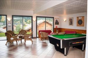 - un salon avec une table de billard et des chaises dans l'établissement Chalet 6 / 8 personnes Super Dévoluy, à Superdevoluy