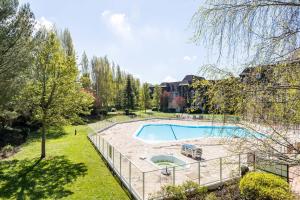 ein Bild eines Schwimmbads im Hof in der Unterkunft Le Swing - Résidence avec piscine chauffée in Deauville