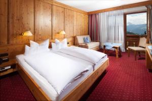ein Schlafzimmer mit einem großen Bett in einem Zimmer in der Unterkunft Hotel-Gasthof Nutzkaser in Ramsau bei Berchtesgaden