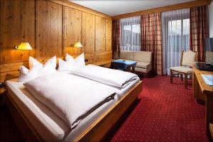 Postel nebo postele na pokoji v ubytování Hotel-Gasthof Nutzkaser + 37 fotografií