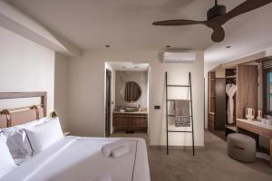 Кровать или кровати в номере Elounda Infinity Exclusive Resort & Spa - Adults Only