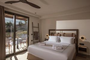 Кровать или кровати в номере Elounda Infinity Exclusive Resort & Spa - Adults Only