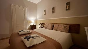1 dormitorio con 1 cama con 2 toallas en VILLA SELVA - Piemonte, en Agrate Conturbia