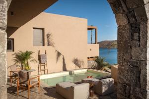 Гостиная зона в Elounda Infinity Exclusive Resort & Spa - Adults Only