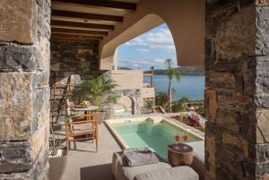 Бассейн в Elounda Infinity Exclusive Resort & Spa - Adults Only или поблизости