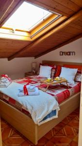 Ein Bett oder Betten in einem Zimmer der Unterkunft the Wooden Roof