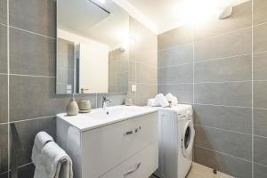 W łazience znajduje się pralka i umywalka. w obiekcie Le Cap Riviera w Mentonie +27 zdjęć