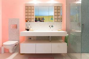 Bilik mandi di Stylish Garden-Gem by Lake: Pet-Friendly & Central +30 gambar