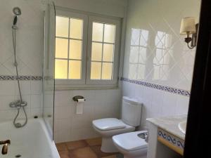 y baño con aseo, ducha y lavamanos. en La Casa de Letri - Alojamiento rural en Lamuño, en Lamuño