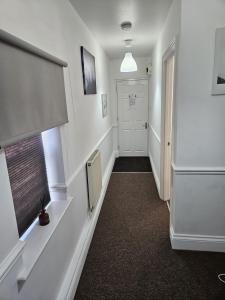 un corridoio con una stanza con finestra e porta di Nariken Apartments a Bristol