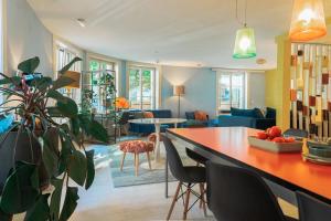 a living room with a table and a plant at Stylish Garden-Gem by Lake: Pet-Friendly & Central in Zürich