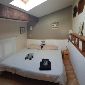 - une chambre avec un lit et deux caméras dans l'établissement Appartement chaleureux - 2 chambres - Canal Royal, à Sète