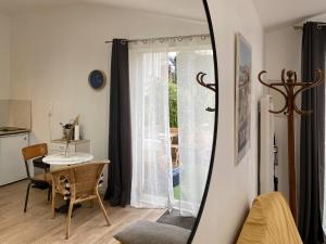 een spiegel in een woonkamer met een tafel bij Ilbarritz, T2 proche plage/parking/terrasse in Bidart +6 foto's