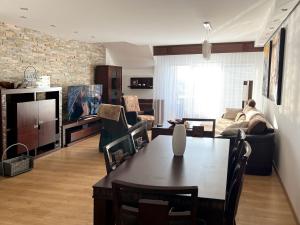 - un salon avec une table et un canapé dans l'établissement Lux Apartmán Centrum, à Topoľčany