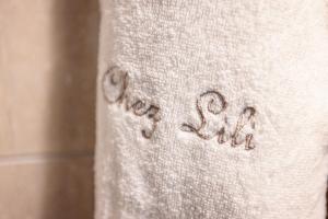 - une serviette avec le mot spa écrit sur elle dans l'établissement Studio Centre Terrasse Climatisation 50m plage, à Menton 26 autres photos